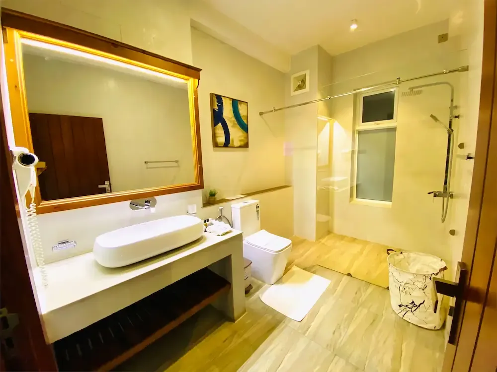 Deluxe Room with Balcony - Image 2