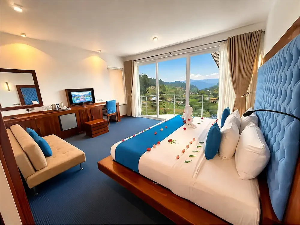 Deluxe Room with Balcony - Image 4